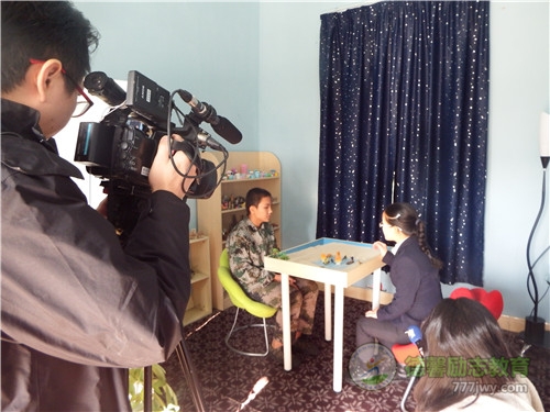 台湾记者在采访我校一对一的心理沙盘测试